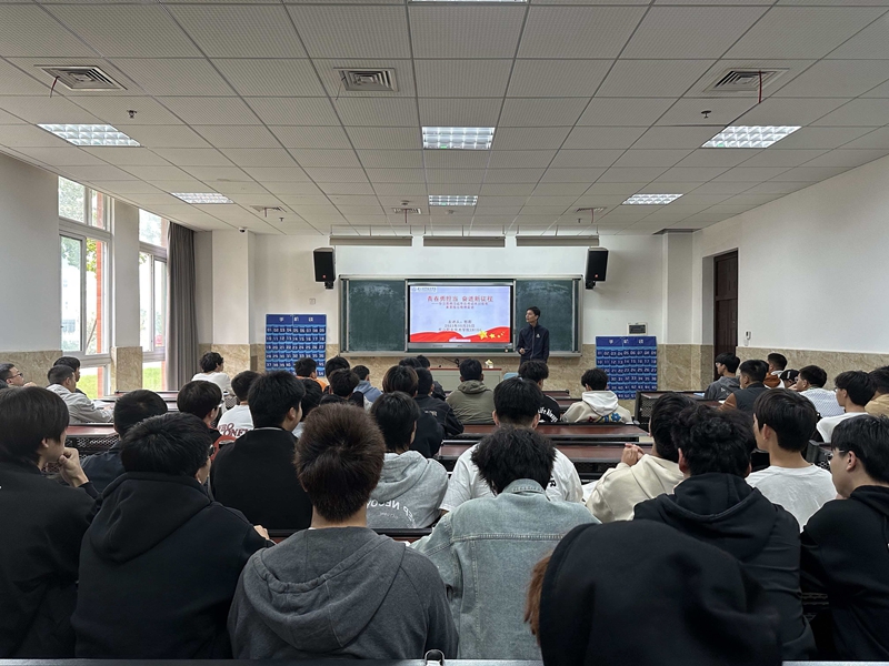 2023年10月，郭菲在乐山职院给学生们上一堂思政课    受访者供图